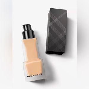 Brand new Burberry Matte Glow Liquid Foundation – 30 Light Neutral